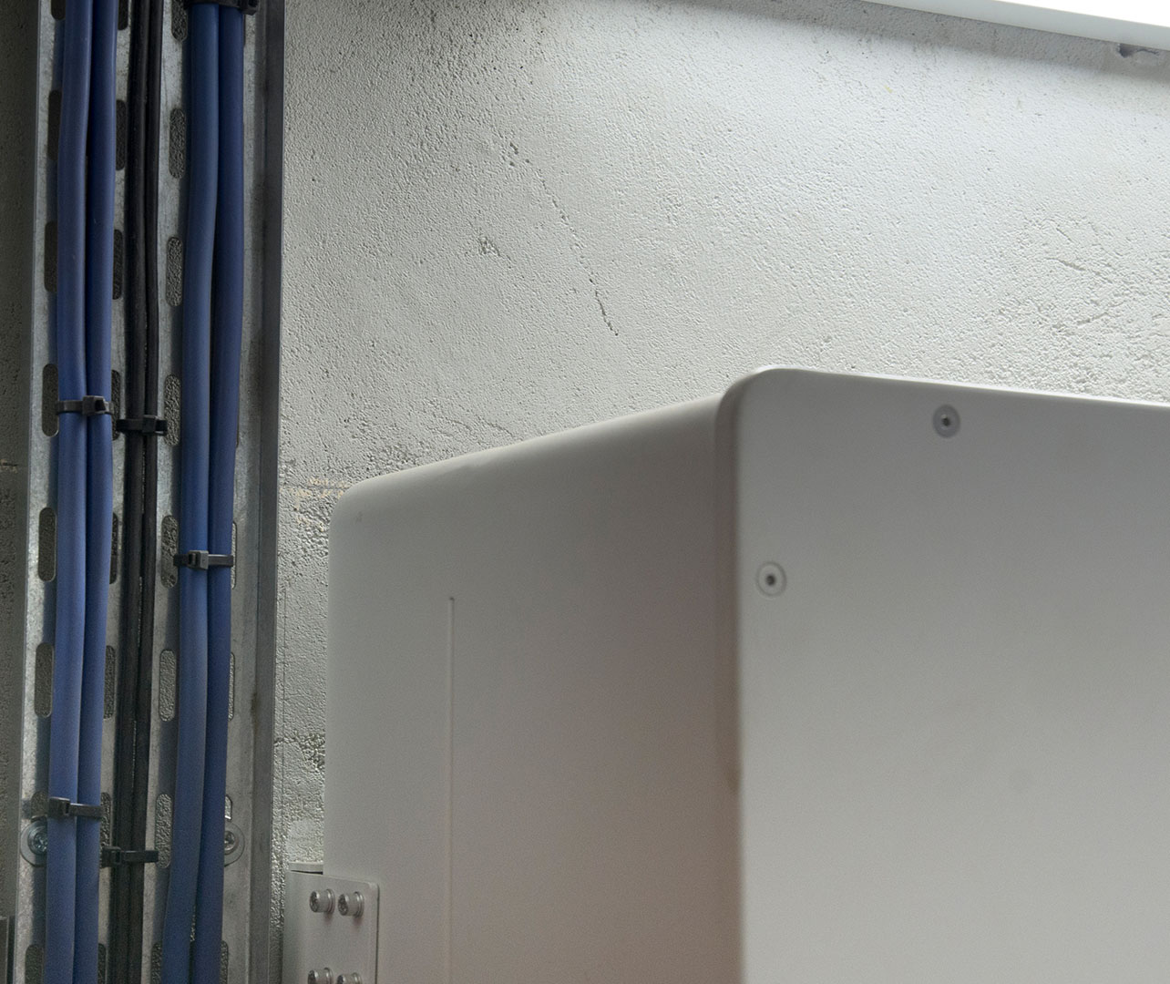A white box with blue pipes

AI-generated content may be incorrect.