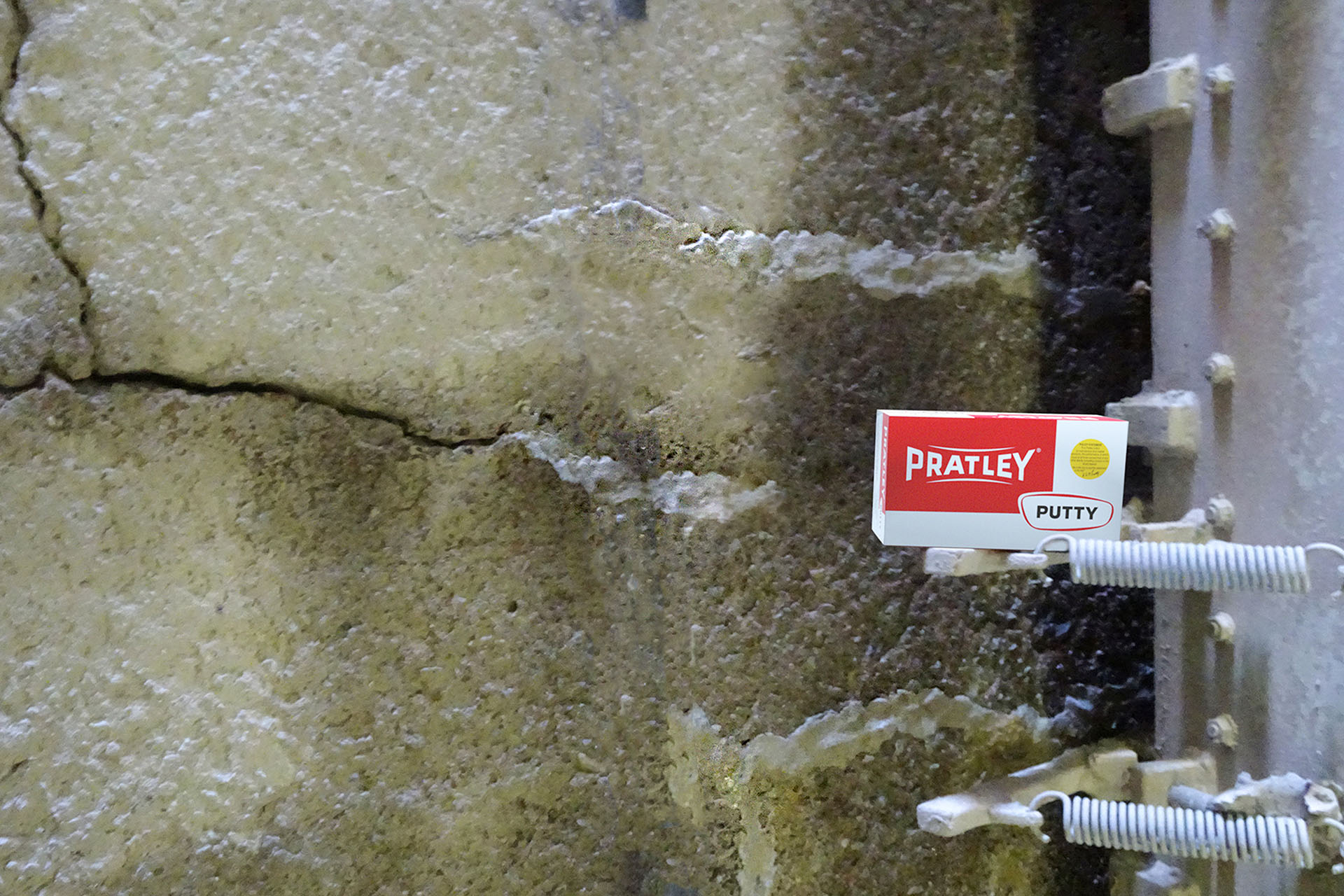 The main application of Pratley Putty is to seal the framework to avoid leakages during pouring.