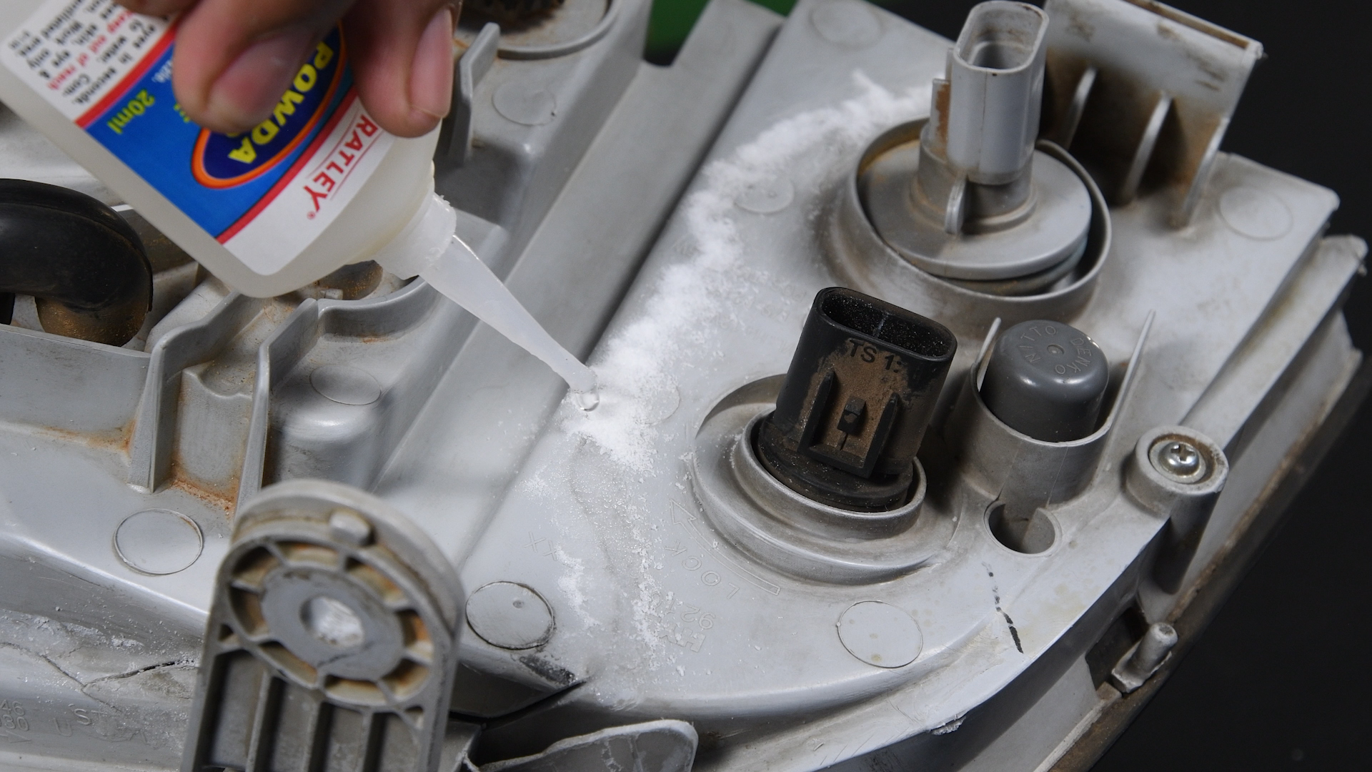 The liquid adhesive wicks through the powder fillers right down
to the substrate without leaving any powder residual. This ensures consistent
strengthening and a robust repair.